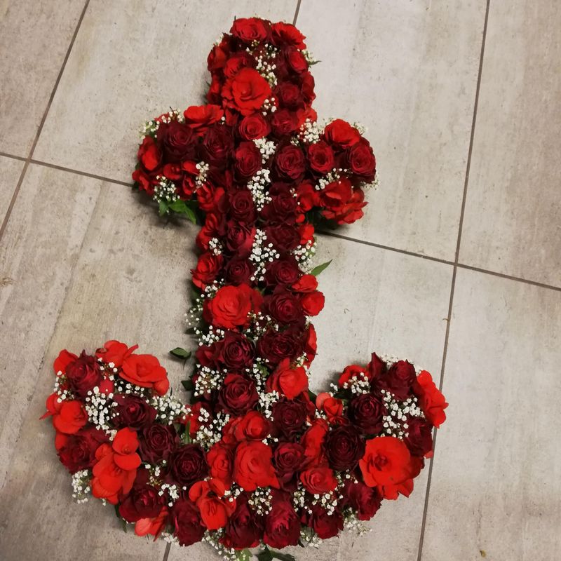 Vakkert anker med sesongens blomster